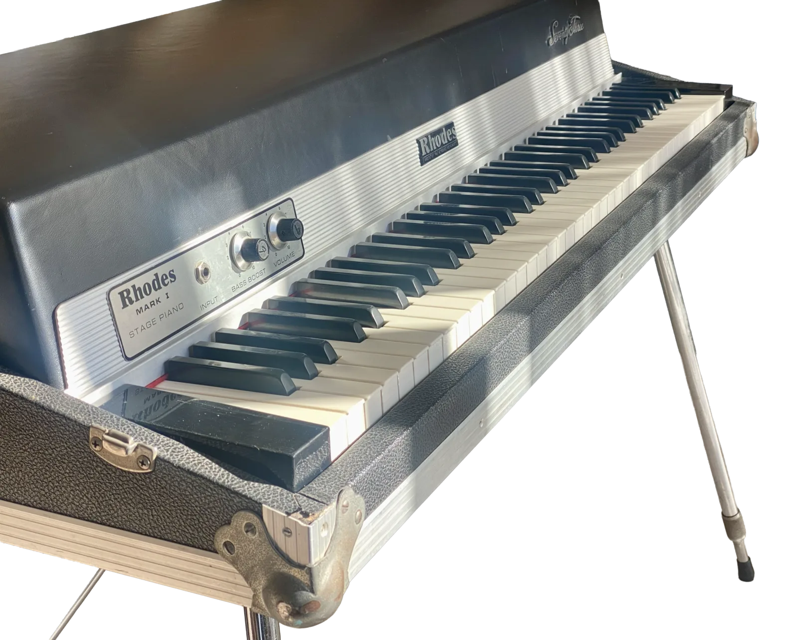 Fender Rhodes Mark I Stage 73 zijaanzicht met flightcase-randen op poten